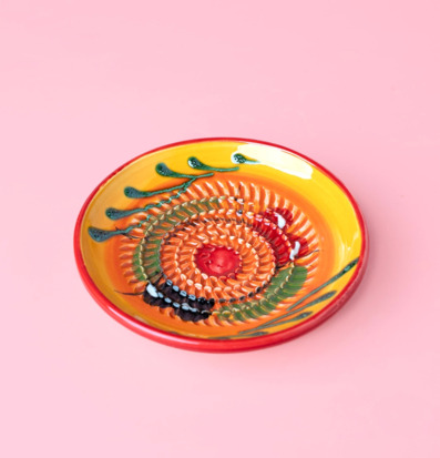 Bild av färgstark handgjord keramisk rivplatta i mjukt ljus