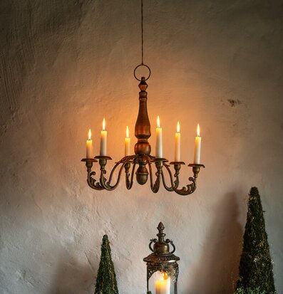 Bild av stämningsfull inredning med ljuskrona och dekorationer