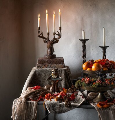 Bild av vinterinspirerad inredning med natur och ljusstake