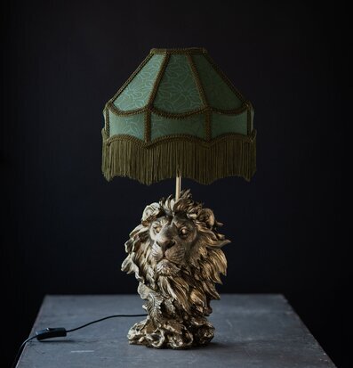 Bild på bordslampa med lejonfot och grön fransad lampskärm