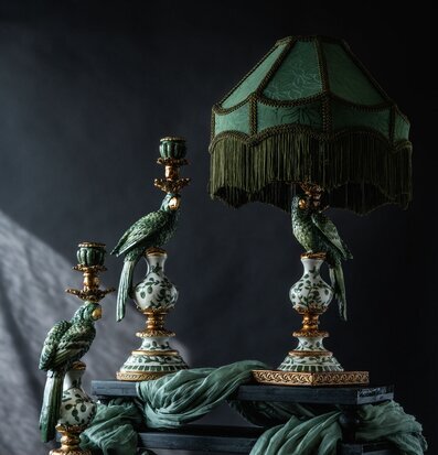 Bild med grön lampskärm och dekorativa papegojor i guld