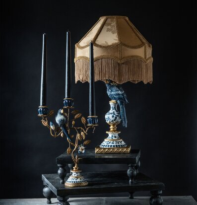 Bild på elegant stilleben med blåvitt porslin och guldtoner