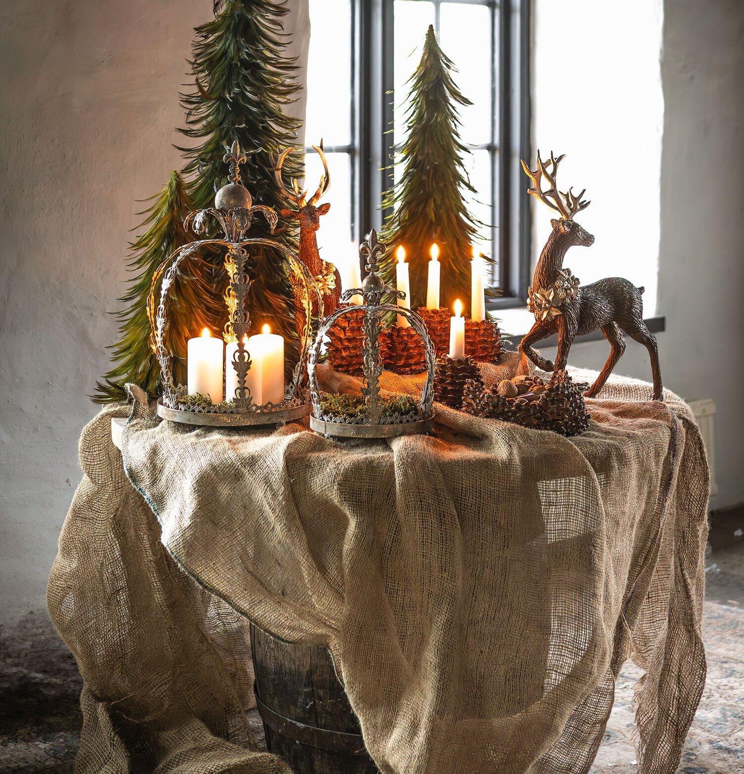 Hjort Med Guldkrans Mix Poly A Lot Decoration