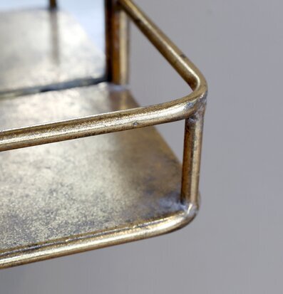 Bild av antik mässingshylla med detaljerad yta och struktur