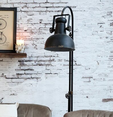 Bild: Industriell golvlampa och rustik inredning i vardagsrum