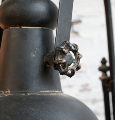 Bild av industriell golvlampa i robust metall och rå patina