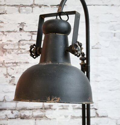 Bild av industriell golvlampa med rå finish och vintagekänsla