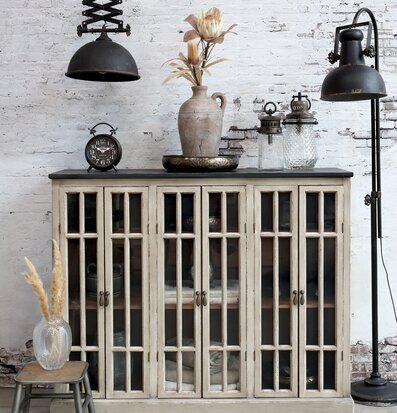 Bild: Harmonisk inredning med rustikt vitrinskåp och lampor