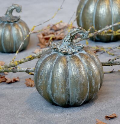 Bild av dekorativ pumpa i antik mässing med höstiga detaljer