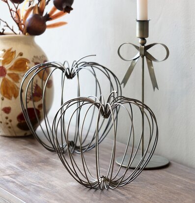 Bild av höstinspirerad inredning med pumpor och ljusstake