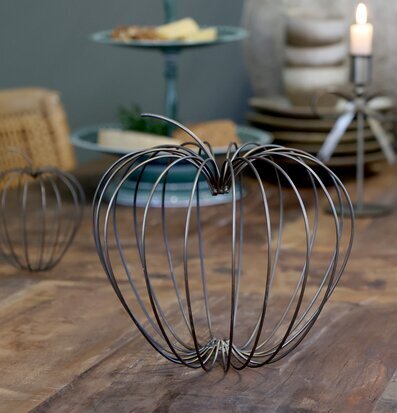 Bild av rustikt träbord med metallpumpa och varm belysning