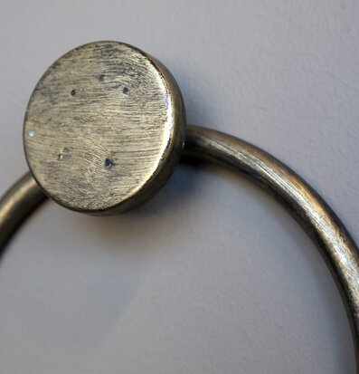 Bild på väggmonterat vinställ i borstad mässing – närbild