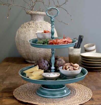 Bild på grönt våningsfat med delikatesser och rustik dukning