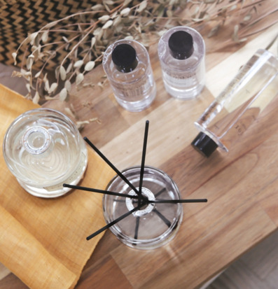 Bild med doftpinnar och refiller i varm, inspirerande miljö