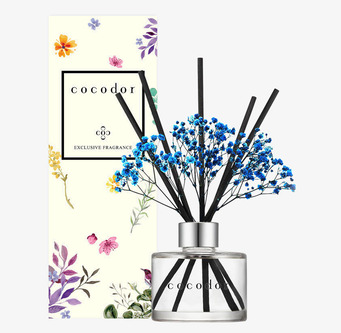 Bild av modern doftspridare med blå blommor och glasflaska