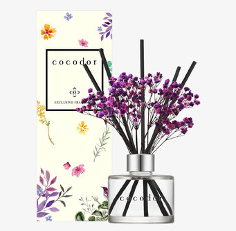 Bild på doftpinnar med lila blommor och elegant förpackning