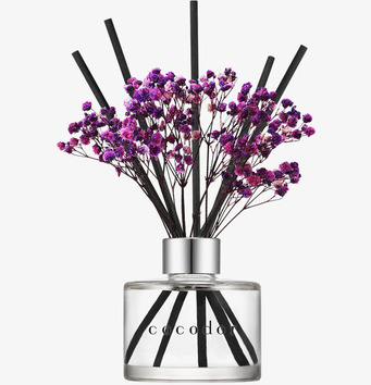 Bild på eleganta doftpinnar med lila blommor för inredning