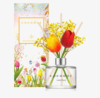 Bild på dekorativa doftpinnar med tulpaner och blommor