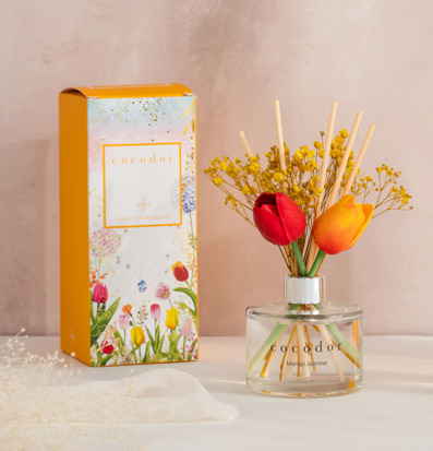 Bild av doftpinnar med blommor och färgglad förpackning