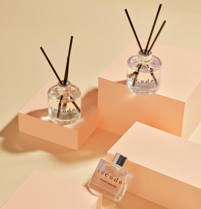 Bild av moderna doftpinnar i minimalistisk och harmonisk miljö