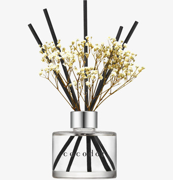 Bild på eleganta doftpinnar med vita blommor och silverlock