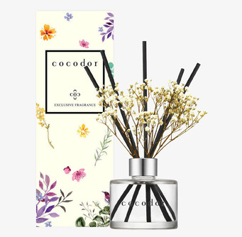 Bild på stilrena doftpinnar med vita blommor och modern design