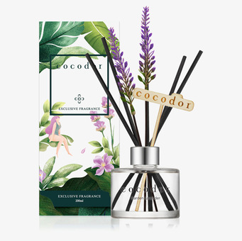 Bild av elegant doftdiffuser med lavendel och dekorativ ask