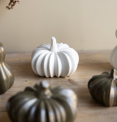 Bild: Harmonisk höstdekoration med pumpor i olika material