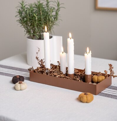 Bild av höstdukning med ljusstake, naturmaterial och pumpor