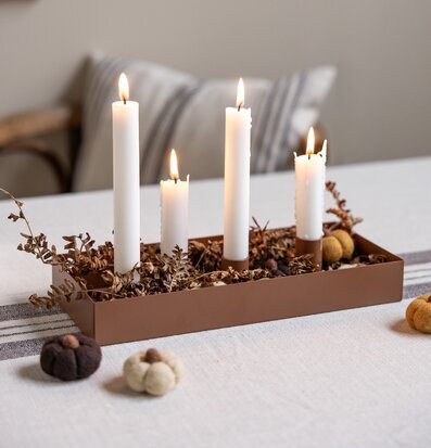Bild: Harmoniskt dukat bord med brun ljusstake och höstdekor