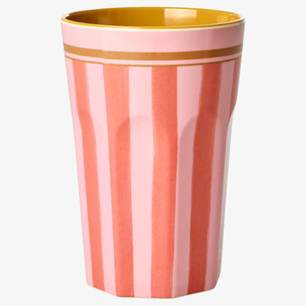 Bild av randig mugg i rosa och gult med handmålad känsla