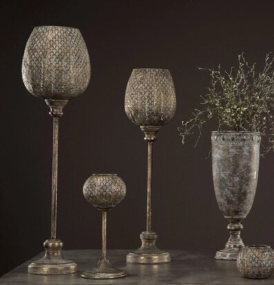 Bild med harmonisk uppställning av ljuslyktor och urna i brunt