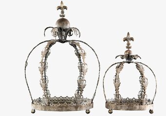 Bild på två dekorativa metallkronor med antikbrun finish