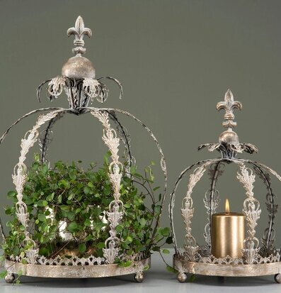 Bild på dekorativa kronor för ljus och växter i antik stil