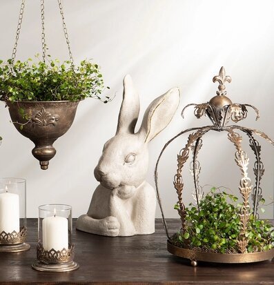 Bild: Inspirerande inredning med krona, kanin och växter