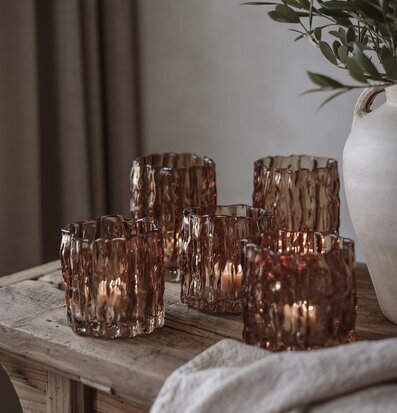 Bild av rustika ljuslyktor på träbord med varm atmosfär