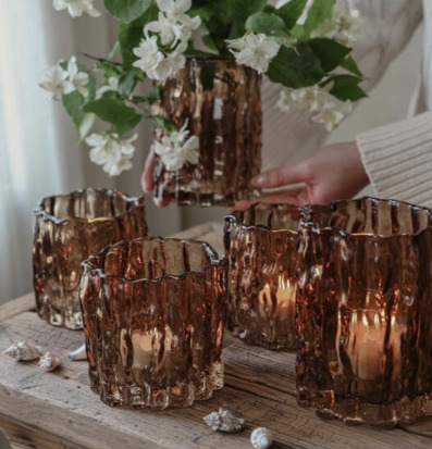 Bild: Harmonisk dukning med ljuslyktor, blommor och snäckor