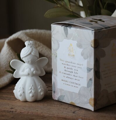 Bild av harmonisk skyddsängel i keramik med vacker presentask