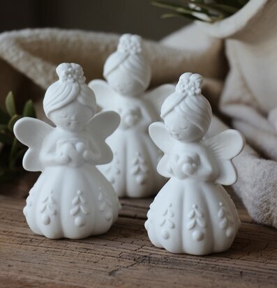 Bild på vita keramikänglar – harmonisk dekoration och inspiration