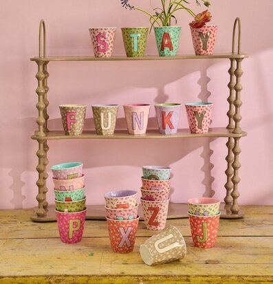 Foto av harmonisk inredning med muggar och blommor i pastell