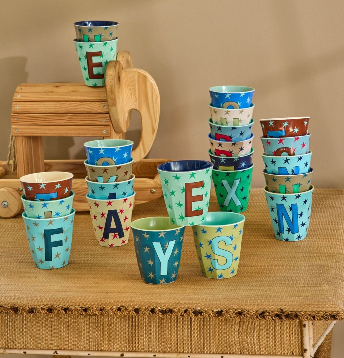 Melaminmugg Alphabet Stars Rice Melaminmuggar Lattemuggar i melamin Melaminkoppar