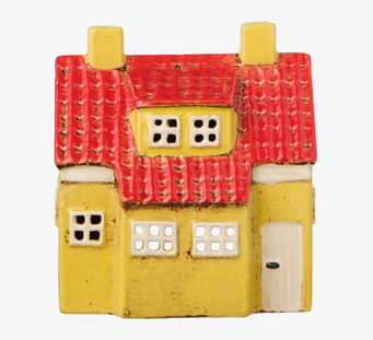 Bild på charmig gul keramiklykta i husform med rött tak