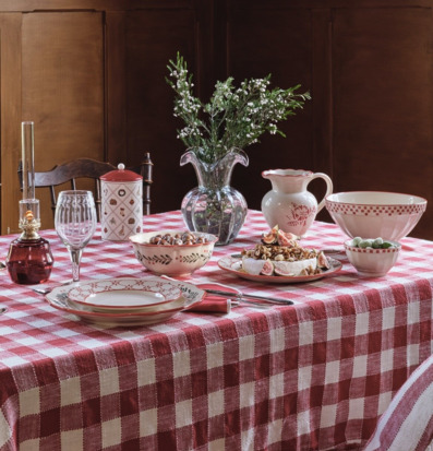 Bild av juldukning med rödvit duk och rustika detaljer