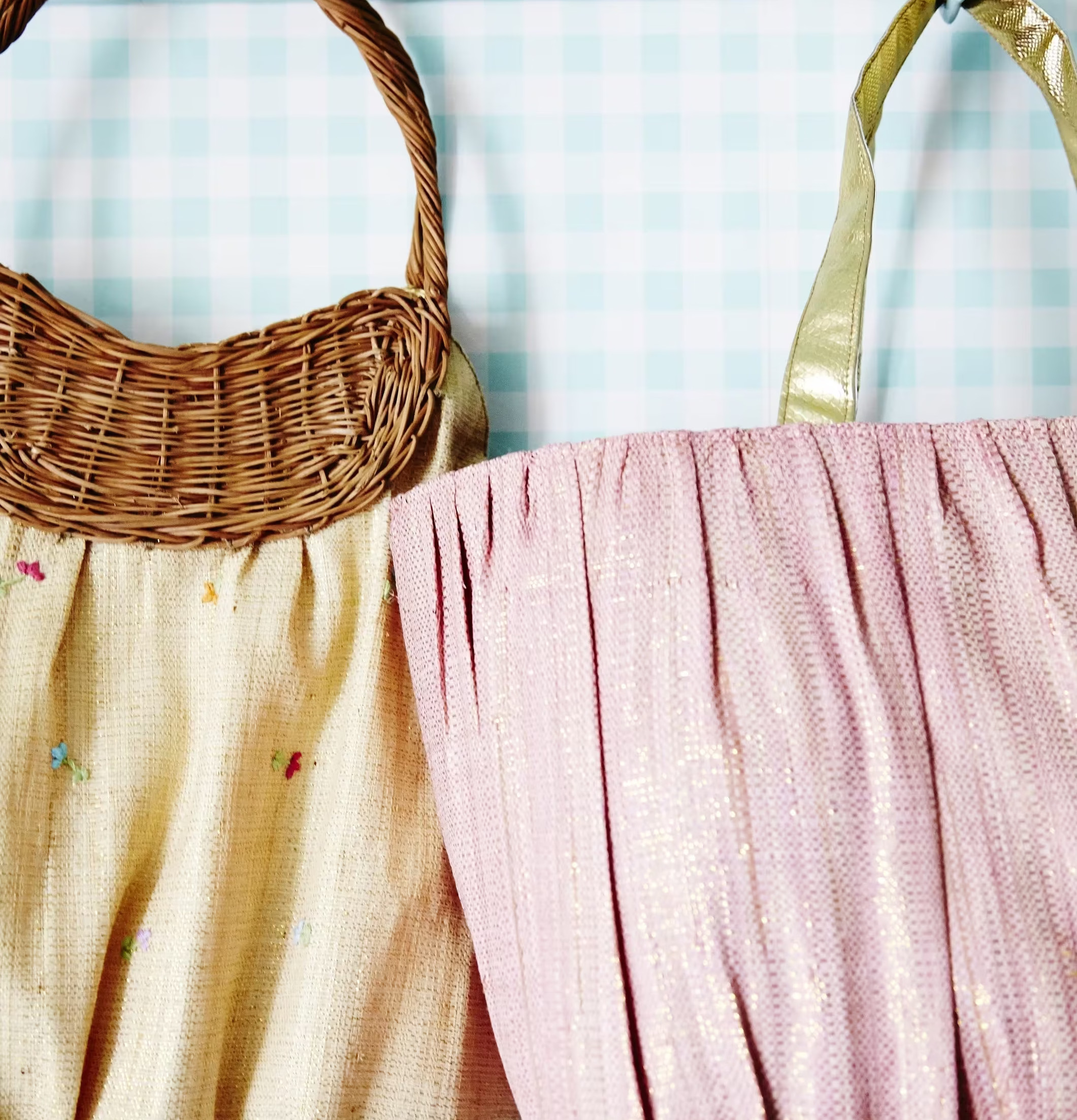 Raffia Bag Willow Handles från Rice på ljusblå hylla