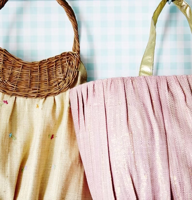 Raffia Bag Willow Handles från Rice på ljusblå hylla