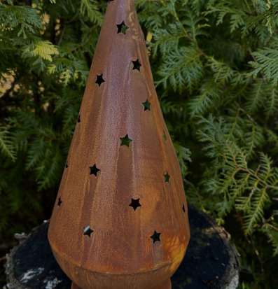 Bild av rostig marschallhållare med stjärnmönster utomhus