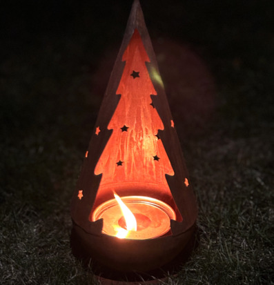 Bild av marschallhållare i rost med granmotiv och stjärnor