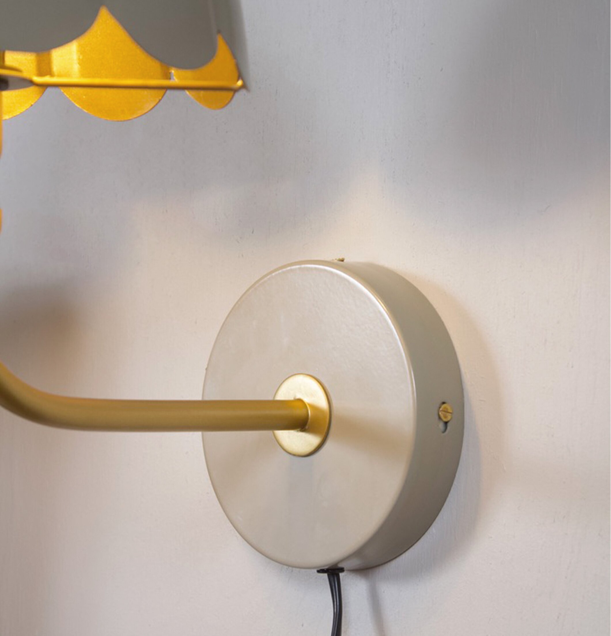 Wells Vägglampa Beige/Guld PR Home Lampor Taklampor Golvlampor Bordslampor LED-lampor Ledlampor Fönsterlampor Ljusslingor för dekoration