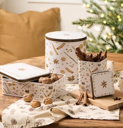 Bild av vinterstilleben med plåtburkar, kryddor och textilier