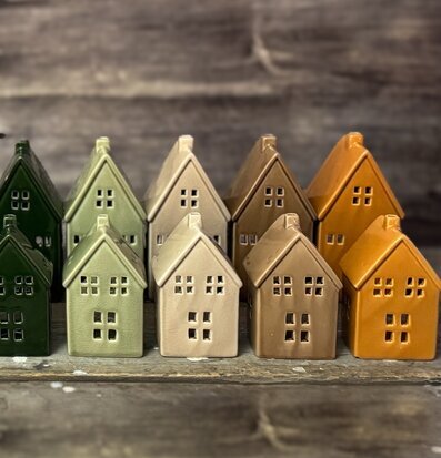 Bild på dekorativa ljuslyktor formade som nordiska hus